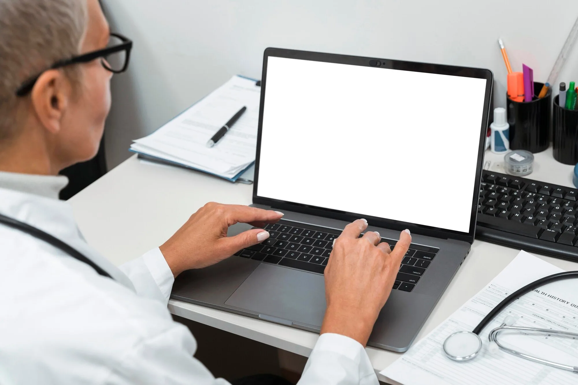 Doctor escribiendo